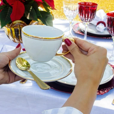 Xicara com Pires de Porcelana P/Chá Versa com Filete em Ouro 24k