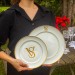 Kit 6 Pratos Rasos de Porcelana Iniciais Borda Personalizadas Dourado