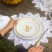 Kit 6 Pratos Rasos de Porcelana Iniciais Borda Personalizadas Dourado