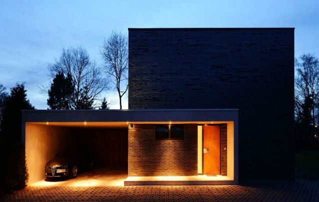 Casa moderna com arquitetura simétrica