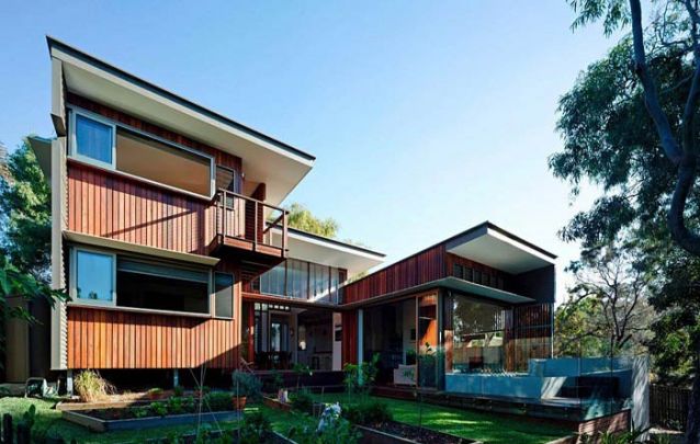 Casa moderna com formato em “U” para aproveitar melhor o terreno