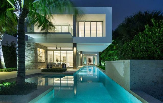 Casa moderna com piscina e design elegante