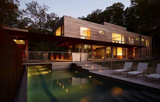 Esta casa moderna feita em madeira traz à tona características do estilo escandinavo, o qual apresenta inúmeros toques campestres