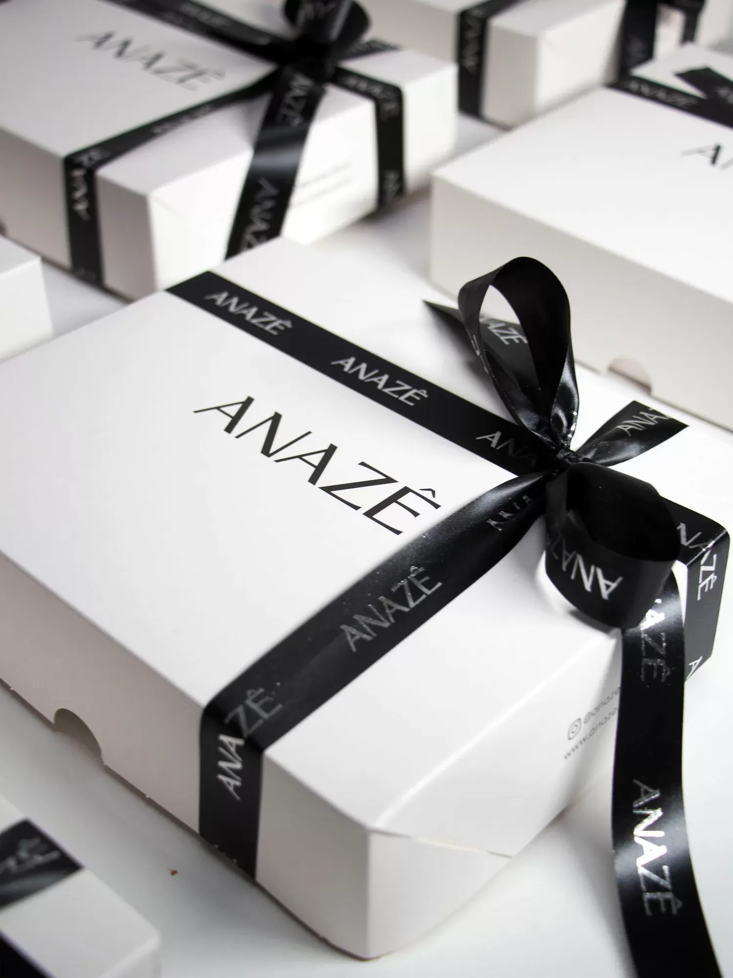 Caixa Presente Personalizada Anazê com Laço Preto Branco