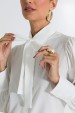 Camisa Tradicional com Laço na Gola de Alfaiataria Feminina Selma  - Off White - Tlic Rio