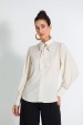 Camisa Tradicional com Laço na Gola de Alfaiataria Feminina Selma  - Bege Quaker - Tlic Rio